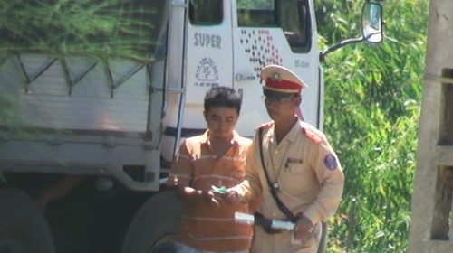 13h30 ngày 24/7/2011, chúng tôi ghi lại cảnh viên thiếu tá CSGT đi xe tuần tra 38A3456 đang chặn xe "làm luật" tại Kỳ Phương, Kỳ Anh, Hà Tĩnh - Ảnh: H.K. (chụp từ camera)
